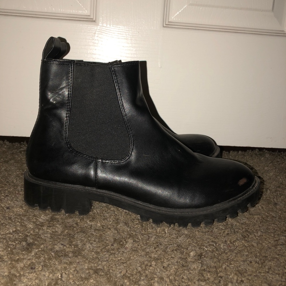 black boots size 8